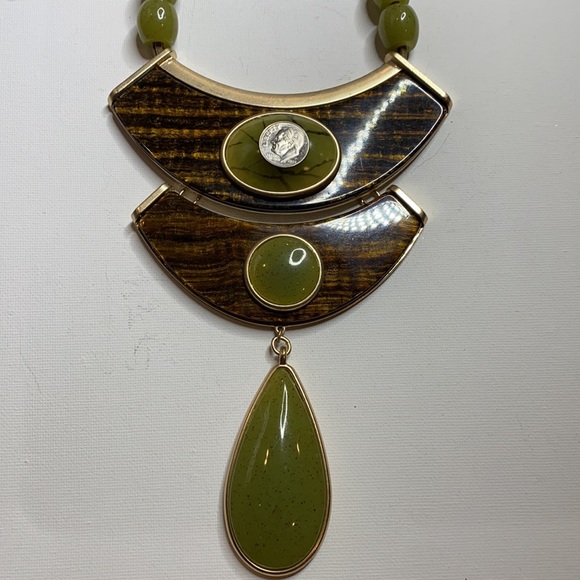 Chico’s massive jade color statement necklace - Picture 9 of 12